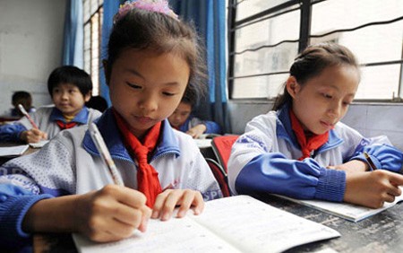 Illiteracy elimination promoted in learning society - ảnh 1